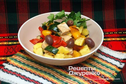 Салат из курицы и овощей