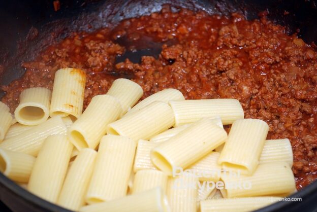 Mix the boiled rigatoni with the meat sauce.