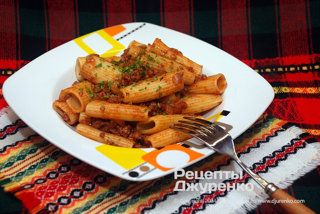 Ригатони с говядиной, луком и мякотью томатов