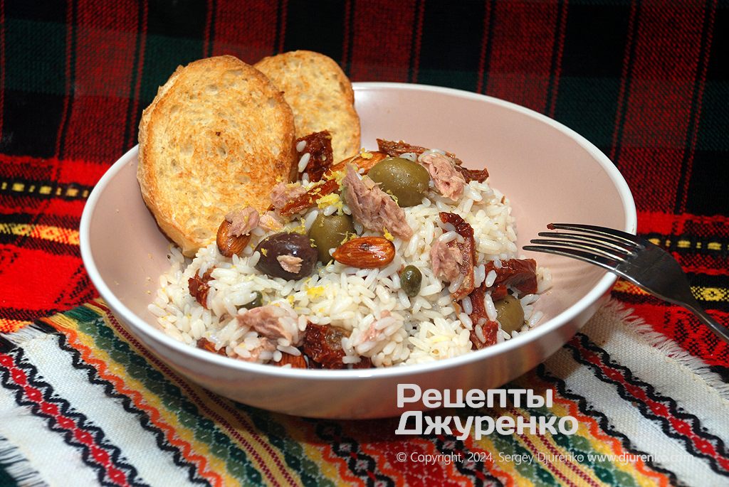 Салат с тунцом и рисом, вялеными томатами и миндалем