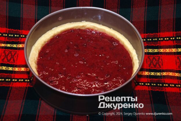 Намазать тесто слоем вишневого варенья.