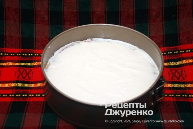 Рикотту выложить в форму поверх вишневого варенья.