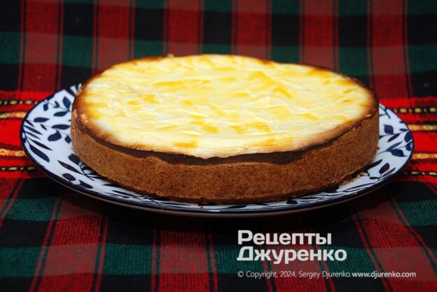 Выпекать чизкейк до прекращения дрожания начинки.