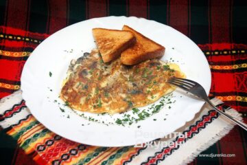 Яйца жареные с грибами