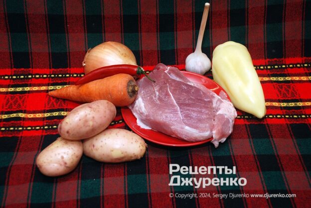 Pork, vegetables and tomato pulp for the dish.