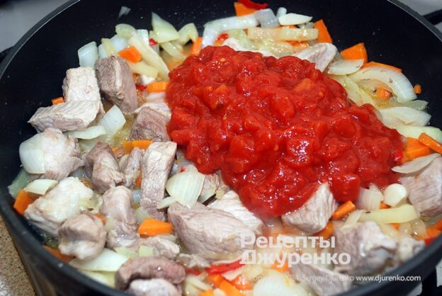 Add the tomato pulp together with the spices.