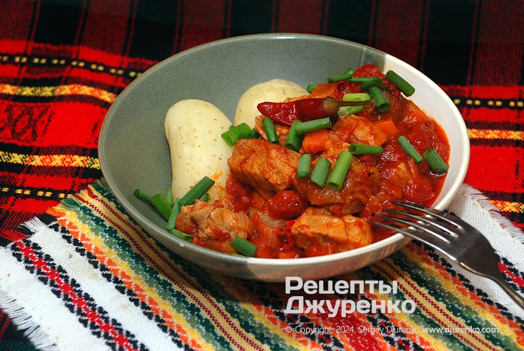 Свинина в томатном соусе с луком, морковкой и перцем