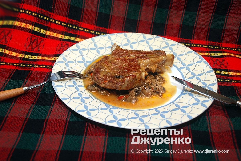 Говядина в сливочном соусе с чили, чесноком и шампиньонами