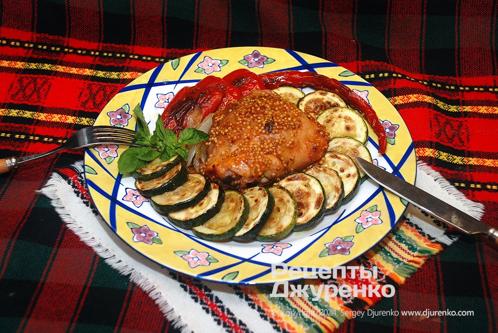 Курица в горчично-медовом маринаде с жареными овощами