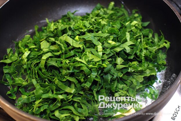 Add the thinly sliced spinach and braise it for a few minutes.