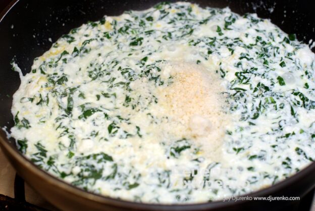 Add water from the pot and a little Parmesan to the sauce.