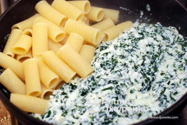 Toss the cooked pasta with the ricotta sauce.