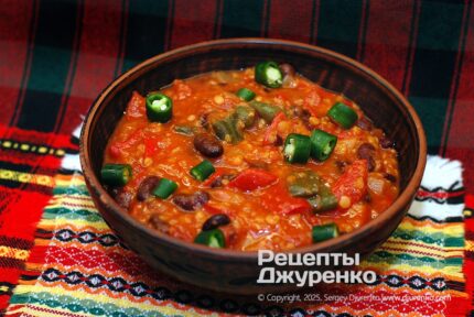 Чили без мяса с чечевицей, перцем и красной фасолью