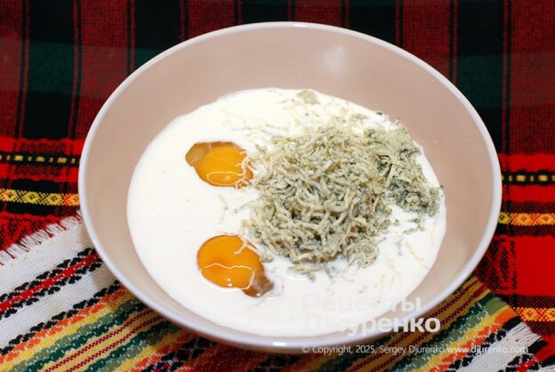 Mix the custard of cream, eggs and cheese.