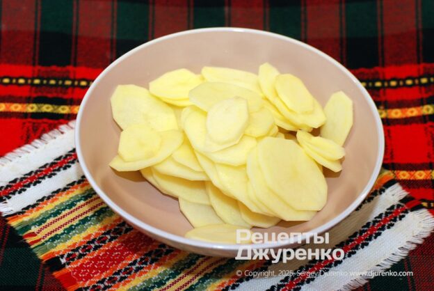 Peel the potatoes, slice thinly and parboil.