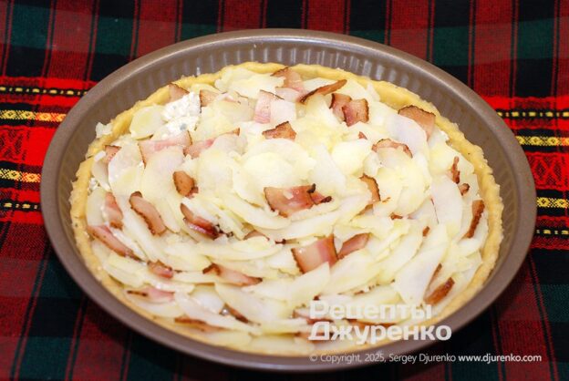 Lay the potato and bacon slices in a circle from the outer edge to the center.