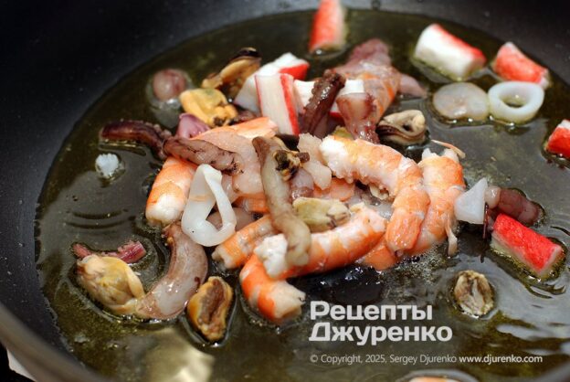 Quickly fry the seafood in olive oil.