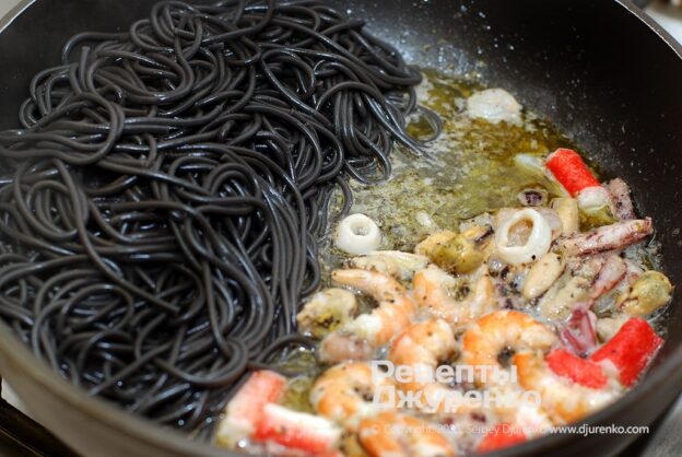 Add the lemon juice and cooked spaghetti.