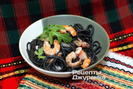 Чорні спагетті з морепродуктами