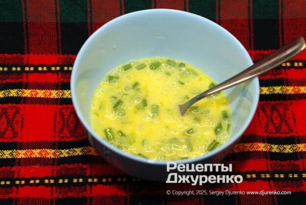 Lightly beat the eggs with the green onion using a fork.
