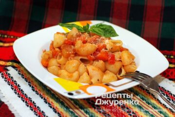 Паста с ароматным овощным рагу: цукини, перец, лук, морковь, помидоры и сельдерей