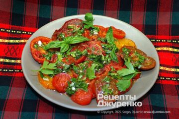 Жареные помидоры с зеленью и чесноком