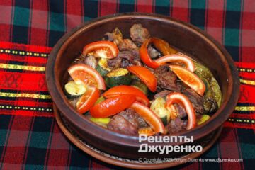Запеченная говяжья лопатка с цукини, помидором и острым перцем