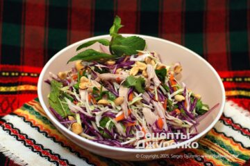 Вьетнамский салат с курицей, капустой и пикантной, остро-сладкой заправкой