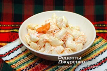 Классический гавайский салат из нежных макарон с тёртой морковью и майонезной заправкой
