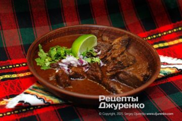 Биррия из говядины – тушеная лопатка в густом соусе из перца