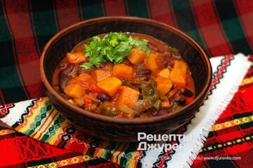 Тыквенный чили с красной фасолью и томатами