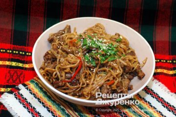Обжаренная говядина с рисовой лапшой