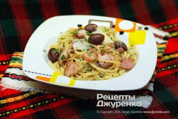 Спагетти с беконом, оливками, петрушкой и пармезаном