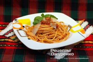 Спагетти с томатной пастой, луком-шалот и базиликом
