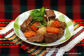 Говядина тушеная с луком и морковкой: лопатка с овощами