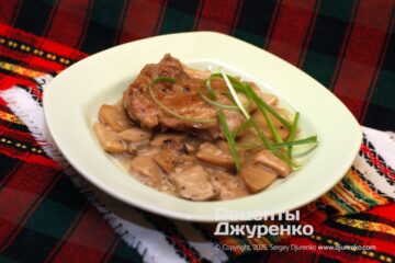 Куриные бедра в грибном соусе с сухим вином