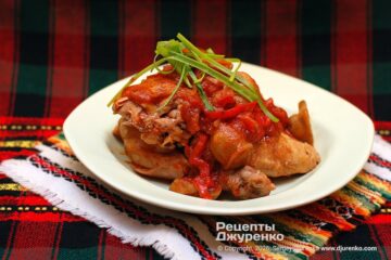 Курица в томатно-винном соусе с шампиньонами и перцем