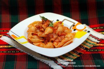Конкилье с беконом и розмарином в томатном соусе