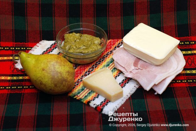 Для начинки купите спелую, но не очень сочную грушу.