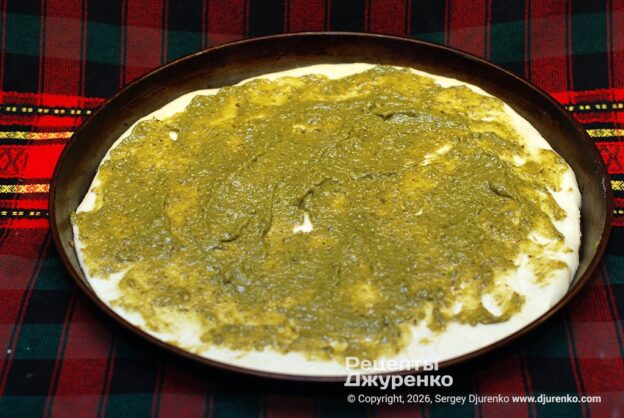 Смазать тесто соусом песто.