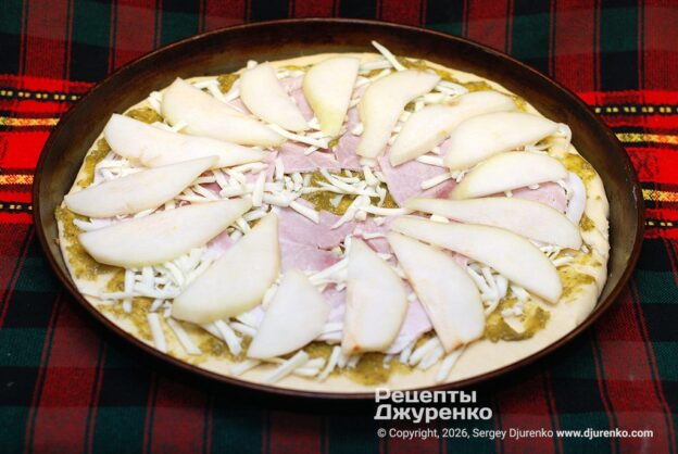 Грушу тонко нарезать и выложить по кругу.