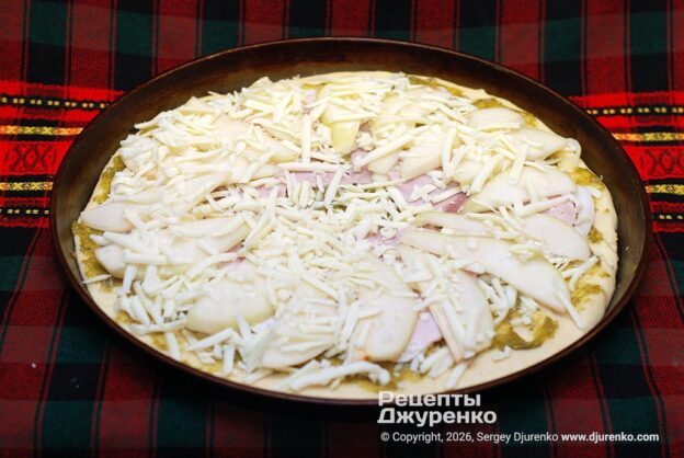 Густо посыпать начинку моцареллой и поставить в духовку для выпечки.
