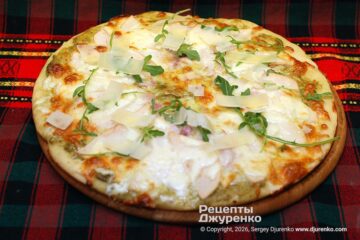 Пицца с ветчиной, грушами и песто