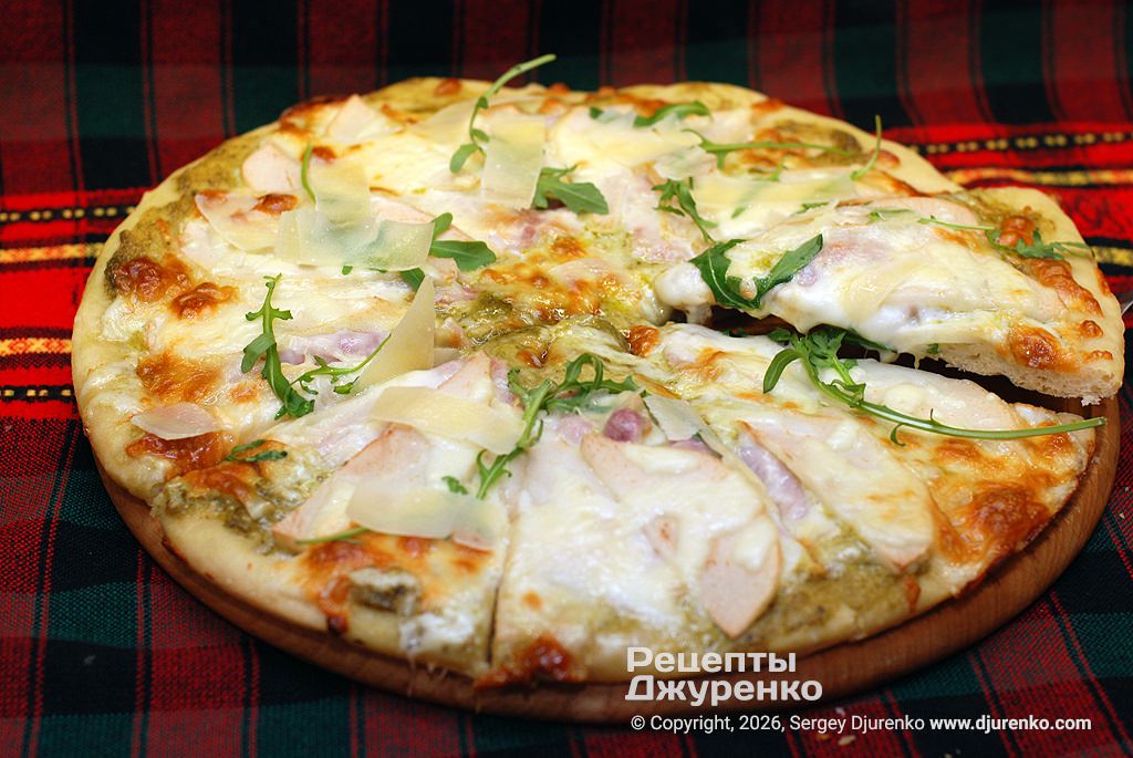 Пицца с ветчиной, грушами и песто