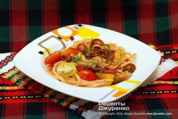 Лингуине с вялеными томатами и соусом