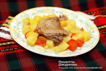 Утиные окорочка тушеные с картофелем и овощами