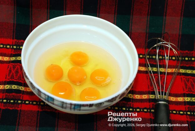 Смешать яйца с помощью венчика.