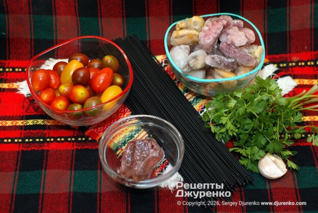 Спагетти с чернилами кракатицы, мелкие томаты, замороженные морепродукты, филе анчоусов.