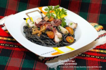 Спагетти неро с морепродуктами и анчоусами