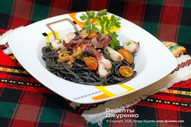 Спагетти неро с морепродуктами и анчоусами